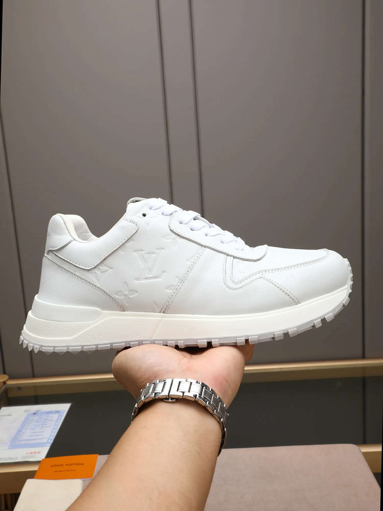 Men's Shoes 💰660 L The Run Away Maxi sneaker debuts in the 2025 collection and continues the iconic design of the Run Away sneaker. The smooth cowhide leather upper features contrasting LV lettering and Vuitton logos, and a lightweight rubber wedge outsole evokes running shoe construction. High level of comfort. Looks good, wears well and matches well. Worth buying! 7 color selection size: 39-44 (45 customized)